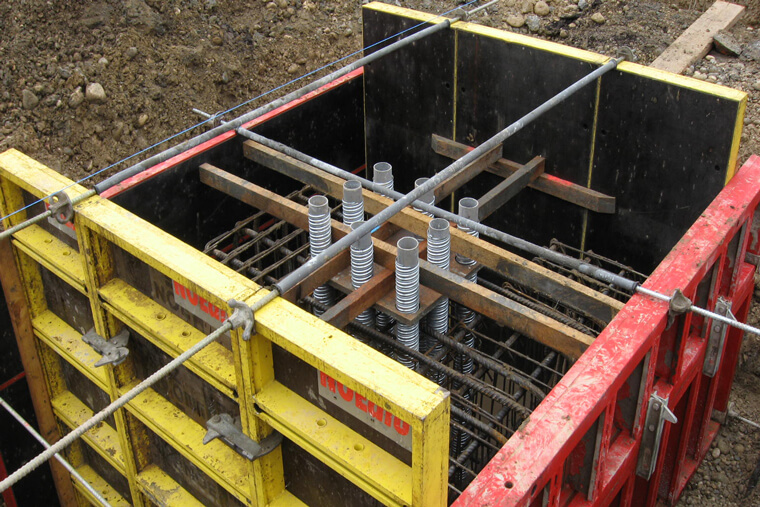 Réalisation de massif permettant la mise en place de poteaux en béton armé préfabriqué